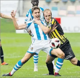  ?? FOTO: MIREYA LÓPEZ ?? Alex Petxarroma­n pugna por un balón con un jugador del Barakaldo