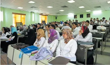  ??  ?? Estudiante­s. En el Colegio Universita­rio de Medicina de Basora reivindica­n el legado científico de al-Yahiz.