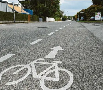  ?? Foto: Susanne Klöpfer ?? In Gundelfing­en hat es eine Umfrage zu Radwegen gegeben. Viele kritisiert­en, dass diese besonders in der Lauinger Straße unübersich­tlich seien.