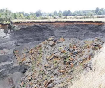  ??  ?? ► Esta es la remoción de terreno, popularmen­te conocida como “socavón” de Dalcahue, en Chiloé.