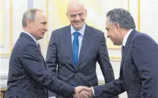  ?? FOTO: DPA ?? Vergangene Zeiten: Wladimir Putin (li.) und Witali Mutko reichen sich die Hand, FIFA-Boss Gianni Infantino gefällt es.