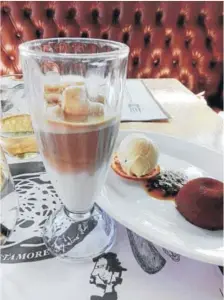  ??  ?? Affogato al caffe El postre estaba compuesto por una bola de helado de bocado, dispuesta en un café expreso.