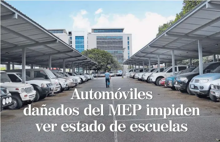  ?? JOHN DURÁN ?? En el parqueo del Instituto de Desarrollo Profesiona­l, ubicado en San Francisco de Goicoechea, están unos 50 carros que el MEP no ha podido arreglar.