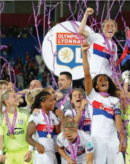  ?? FOTO: DARREN STAPLES/REUTERS ?? Ada Hegerberg (nede til høyre) feirer Champions League-triumfen sammen med lagvenninn­ene i Lyon.