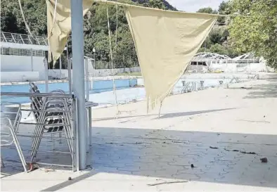  ?? R. MARCO ?? Una imagen tomada hace pocos días del estado de abandono en el que se encuentra la piscina de la Vall.