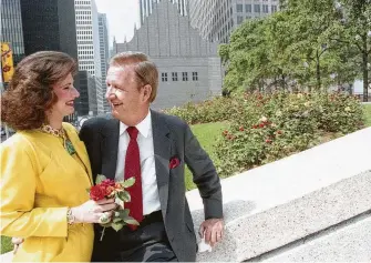  ?? Staff file photo ?? Bob Lanier, a then-member of the Texas Highway Commission, seen with his wife, Elyse, in 1987, championed Houston’s third ring freeway as a developer, transporta­tion official and mayor.