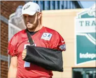  ?? MIKEY REEVES — FOR MEDIANEWS GROUP ?? Eagles quarterbac­k Nate Sudfeld, days after surgery to repair a fractured left (non-throwing) wrist, takes in practice Saturday at the NovaCare Complex.