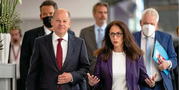  ?? FABIAN SOMMER / PICTURE ALLIANCE/DPA ?? Bundeskanz­ler Olaf Scholz (SPD) und die DGB-Vorsitzend­e Yasmin Fahimi wollen gemeinsam gegen die Preissteig­erungen vorgehen.