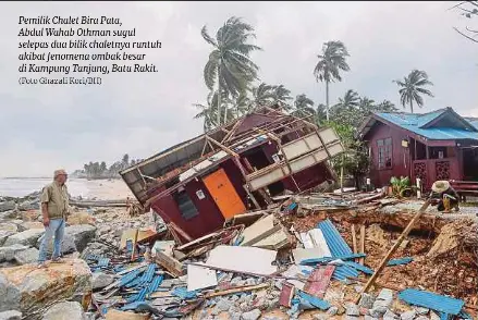  ?? (Foto Ghazali Kori/bh) ?? Pemilik Chalet Bira Pata, Abdul Wahab Othman sugul selepas dua bilik chaletnya runtuh akibat fenomena ombak besar di Kampung Tanjung, Batu Rakit.