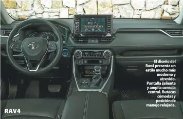  ??  ?? El diseño del Rav4 presenta un estilo mucho más moderno y atrevido. Pantalla saliente y amplia consola central. Butacas cómodas y posición de manejo relajada. RAV4