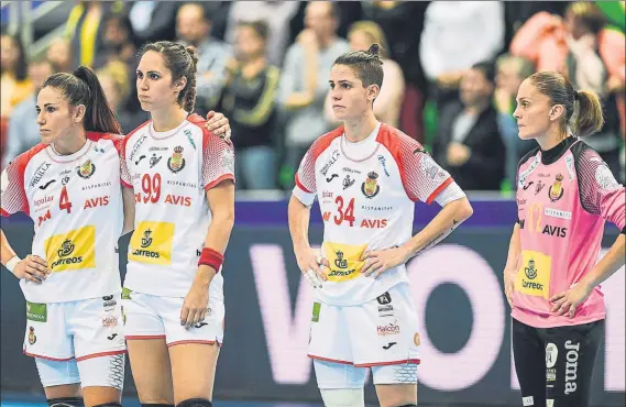  ?? FOTO: EFE ?? Carmen Martín, Mireya González, Alicia Fernández y Silvia Navarro, abatidas tras la dura derrota contra Hungría. Las ‘Guerreras’ estuvieron ayer lejísimos de su mejor versión