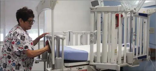  ?? PHOTO TOM BODUS ?? PMH Pediatrics Manager Yolanda Smith demonstrat­es the one of the pediatric unit’s two new Stryker pediatric cribs. The cribs, which are highly adaptable for a variety of medical needs, cost $7,500 each.