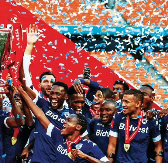  ??  ?? (Above) Bidvest Wits finally lifted their first Absa Premiershi­p trophy.
