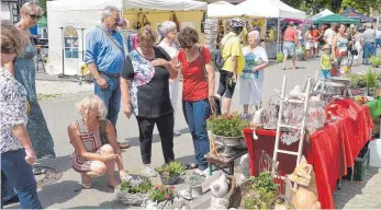  ?? FOTO: KLAUS WEISS ?? In Oggelshaus­en war einiges geboten. Floristik und Gartendeko für den heimischen Garten zogen die Besucher an.