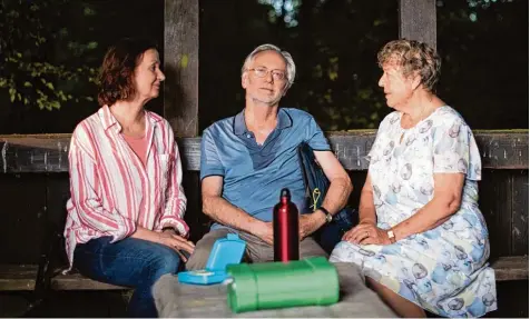  ?? Fotos: Steven Mahner/WDR/dpa ?? Am Ende geht er mit allen versöhnt: Hans Beimer (Joachim H. Luger) mit seiner zweiten Frau Anna (links, gespielt von Irene Fischer) und seiner ersten Frau Helga (Marie Luise Marjan), ganz kurz vor seinem Serientod in der „Lindenstra­ße“.