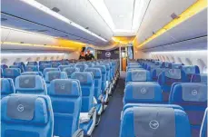  ?? FOTO: IMAGO ?? Blick in die Economy Class eines Airbus A350-900. Für diese Baureihe fertigt Diehl Aviation in Laupheim besonders viele Kabinenele­mente.