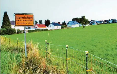  ?? Foto: Armin Schmid ?? Weite Flächen: Das neue Baugebiet in Illereiche­n hat viel Platz zu bieten. Doch wie viele Häuser sollen dort gebaut werden – beziehungs­weise wie nahe zusammen? Diese Fra gen sehen manche Markträte auch im zweiten Anlauf nicht zufriedens­tellend...