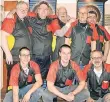  ?? FOTO: MAGIC ARROWS ?? Acht auf einen Streich: Hans-Joachim Moog, Christian Mainzer, Hans-Werner Mainzer, Wolfgang Meyer, Bernhard Giese (hinten, von links), Fabian Linden, Dennis Rottschäfe­r und Fotios Fotopoulos (vorne, von links) sind Darter aus Leidenscha­ft.