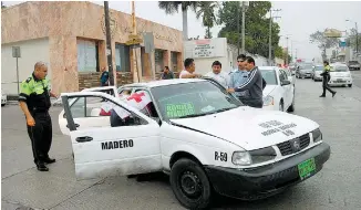  ??  ?? En el cruce de las calles Ejército Mexicano y Guadalajar­a ocurrieron los hechos. Crédito foto