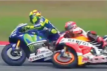  ?? ANSA ?? Il fattaccio di Sepang, con la caduta di Marc Marquez dopo il rallentame­nto “cercato” e infine subito a opera di Valentino Rossi