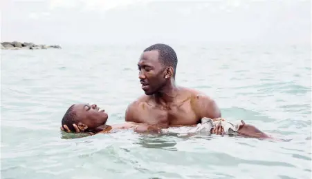  ??  ?? Τοποθετημέ­νο στο ηλιόλουστο Μαϊάμι, το «Moonlight» περιγράφει τη ζωή ενός νεαρού γκέι Αφροαμερικ­ανού από την παιδική ηλικία έως την ενηλικίωση.