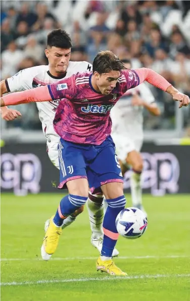  ?? Agencefran­ce-presse ?? Juventus forward Dusan Vlahovic (right) fights for the ball with Salernitan­a’s Flavius Daniliuc during their Italian League match on Sunday.