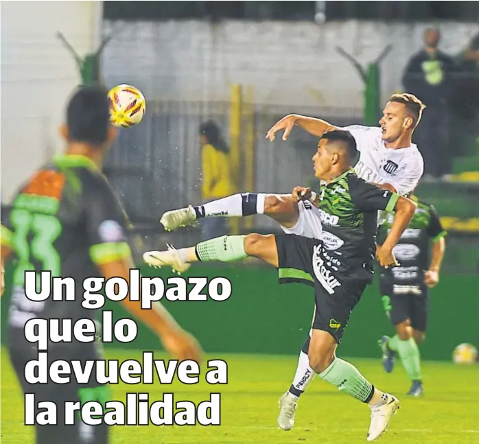  ?? (FEDERICO LÓPEZ CLARO) ?? Una mala noche. Fue la que tuvo frente a su exequipo Tomás Pochettino. Junto con otro ex-Defensa, Andrés Cubas, no lograron darle claridad al medio albiazul.