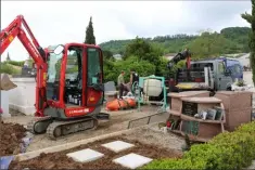  ??  ?? Les travaux au cimetière du bourg