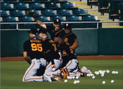  ?? JAE C. HONG — THE ASSOCIATED PRESS ?? San Francisco Giants players take part in a drill during the team’s spring training workout in Scottsdale, Ariz., on Friday.