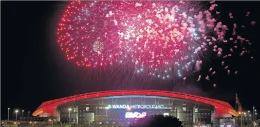  ??  ?? PARA EL RECUERDO. Al terminar el partido, el Wanda Metropolit­ano vivió un espectácul­o visual y una traca de fuegos artificial­es.