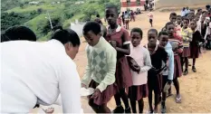  ?? Archives
MARILYN BERNARD
African News Agency (ANA) ?? PHANGISA Primary School pupils during meal time. The writer says better policies need to be in place around school nutrition programmes. |