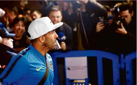  ??  ?? Carlos Tevez chega ao hotel em Madri, na Espanha, antes do segundo jogo da final da Libertador­es