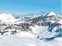  ??  ?? Von der Schweiz nach Italien: Zermatt/Cervinia. Unten: Von Frankreich in die Schweiz – Les Portes du Soleil. Von Kärnten nach Friaul: Am Nassfeld in den Karnischen Alpen.