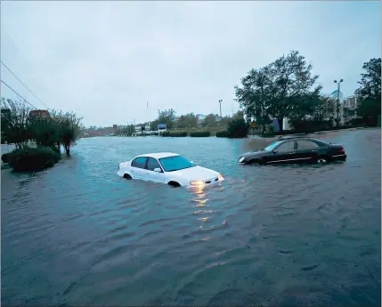  ??  ?? Wilmington, na Carolina do Norte, sofreu o primeiro impacto da intempérie que forçou a fuga de milhares de pessoas