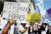  ?? LaPresse ?? Programma incompiuto Una manifestaz­ione contro la povertà a Buenos Aires: i buoni propositi del presidente Macri sono rimasti disattesi