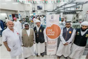  ?? Photo by Neeraj Murali ?? Dr Mahmoud Odeh, principal veterinary officer at Dubai Abattoir, with the representa­tives of charity associatio­ns and UAE Food Bank volunteers at Dubai Abattoir. —