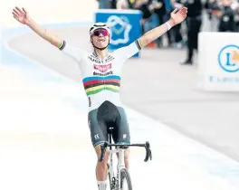  ?? Foto AFP ?? El holandés, Mathieu van der Poel (Alpecin), dominó de punta a punta la clásica París-roubaix /