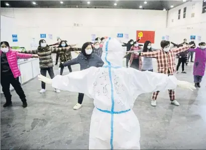  ?? STR / AFP ?? Pacientes con síntomas leves del Covid-19 hacen ejercicio en un hospital de Wuhan