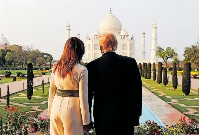  ?? [ Reuters ] ?? Melania und Donald Trump hatten das Taj Mahal ganz für sich allein. Selbst die Affenhorde­n waren vertrieben.