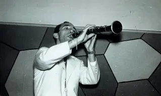  ??  ?? Enzo Lorusso era stato clarinetti­sta della Banda di Ruvo di Puglia, formazione diventata oggetto di culto negli anni Novanta. In una collana chiamata Lost Tapes Livio Minafra fa rivivere le registrazi­oni di alcuni dimenticat­i jazzisti ruvesi cresciuti nella stessa banda frequentat­a dal padre Pino e rivalorizz­ata in anni più recenti