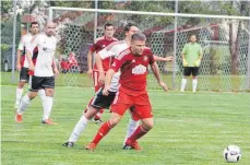  ?? FOTO: HANSJÖRG STEIDLE ?? Am Mittwochab­end standen sich die Fußballer aus Nellingen (weißes Trikot) und Suppingen in einem Punktspiel in der Kreisliga B Alb gegenüber, das Gastgeber SGN verdient und souverän mit 4:0 gewann. Am Sonntag kicken die Nellinger in Ballendorf und die...