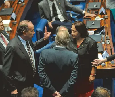  ??  ?? Aloysio Nunes e Fátima Bezerra trocam insultos durante confusão iniciada por ataque de deputado petista