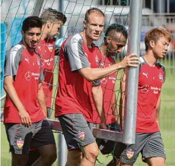  ?? Foto: Murat, dpa ?? Endlich wieder anpacken können: Der 28 jährige Holger Badstuber im Kreise seiner neuen VfB Kollegen.