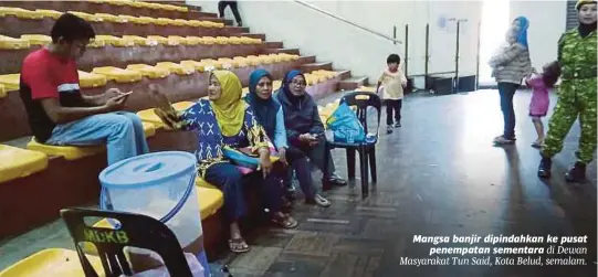  ?? [ FOTO RECQUEAL RAIMI/BH ] ?? Mangsa banjir dipindahka­n ke pusat penempatan sementara di Dewan Masyarakat Tun Said, Kota Belud, semalam.