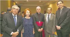  ??  ?? Renato Sepúlveda, embajador de Chile; Norma de Kuri; monseñor Santo Rocco Gangemi, nuncio apostólico; Víctor Kuri y padre Carlo María Donati.