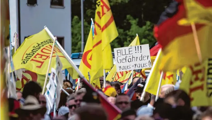  ?? Fotos: Andreas Arnold, dpa ?? Samstagnac­hmittag in Kandel in der Südpfalz: Das „Frauenbünd­nis Kandel“hat zur monatliche­n Demonstrat­ion aufgerufen. Mehrere hundert Rechtspopu­listen sind gekommen.