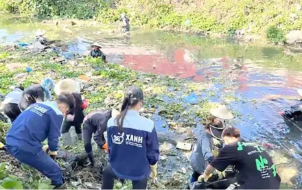  ?? Photo qdnd.vn ?? Hà Nội Green's members collect waste from a waterway in Hà Nội.