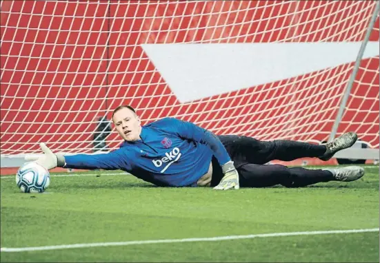  ?? ÀLEX GARCIA ?? Ter Stegen se lanza bien abajo para alcanzar un balón durante un entrenamie­nto del FC Barcelona