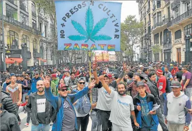  ??  ?? MARCHA. En Buenos Aires, miles pidieron por el fin a los presos por cultivo (izq.). En Chile también estuvo presente el reclamo por su uso medicinal (centro). En Uruguay, donde el