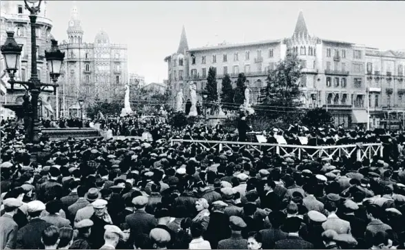  ?? BRANGULÍ ?? Un concierto gratuito en la plaza de Catalunya de Barcelona en los primeros días de la Guerra Civil